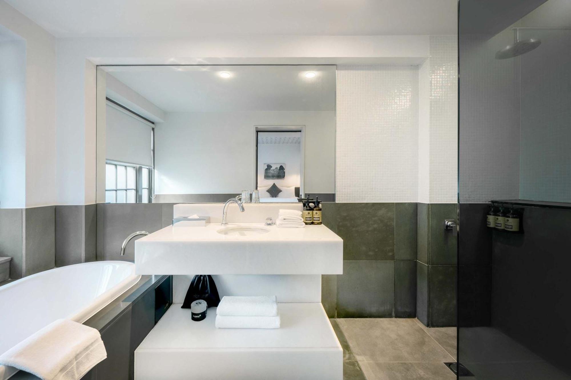 Deluxe King Suite